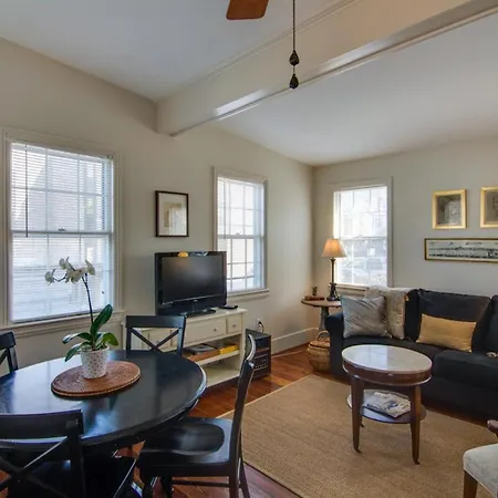 4 Bee St Villa